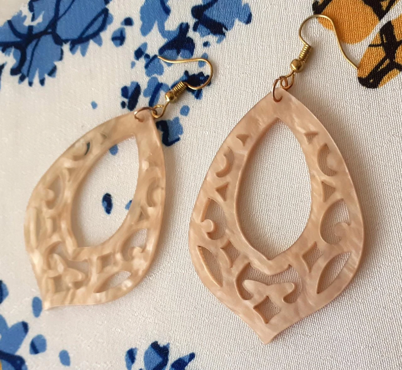 pendientes colgantes barrocos beige de resina – photo 3